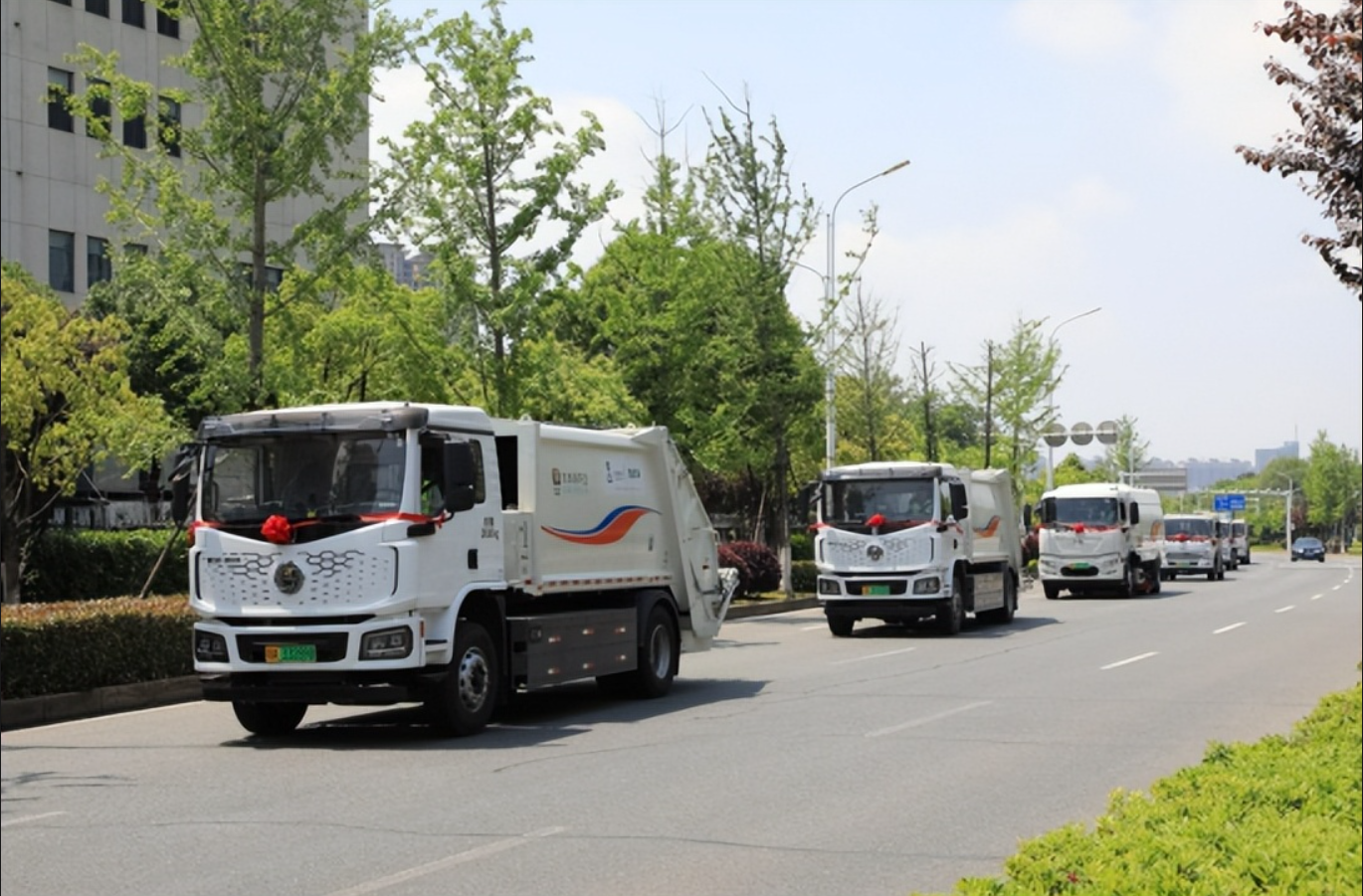 武汉投用新能源环卫车队，保障 “五一” 及消费季环境